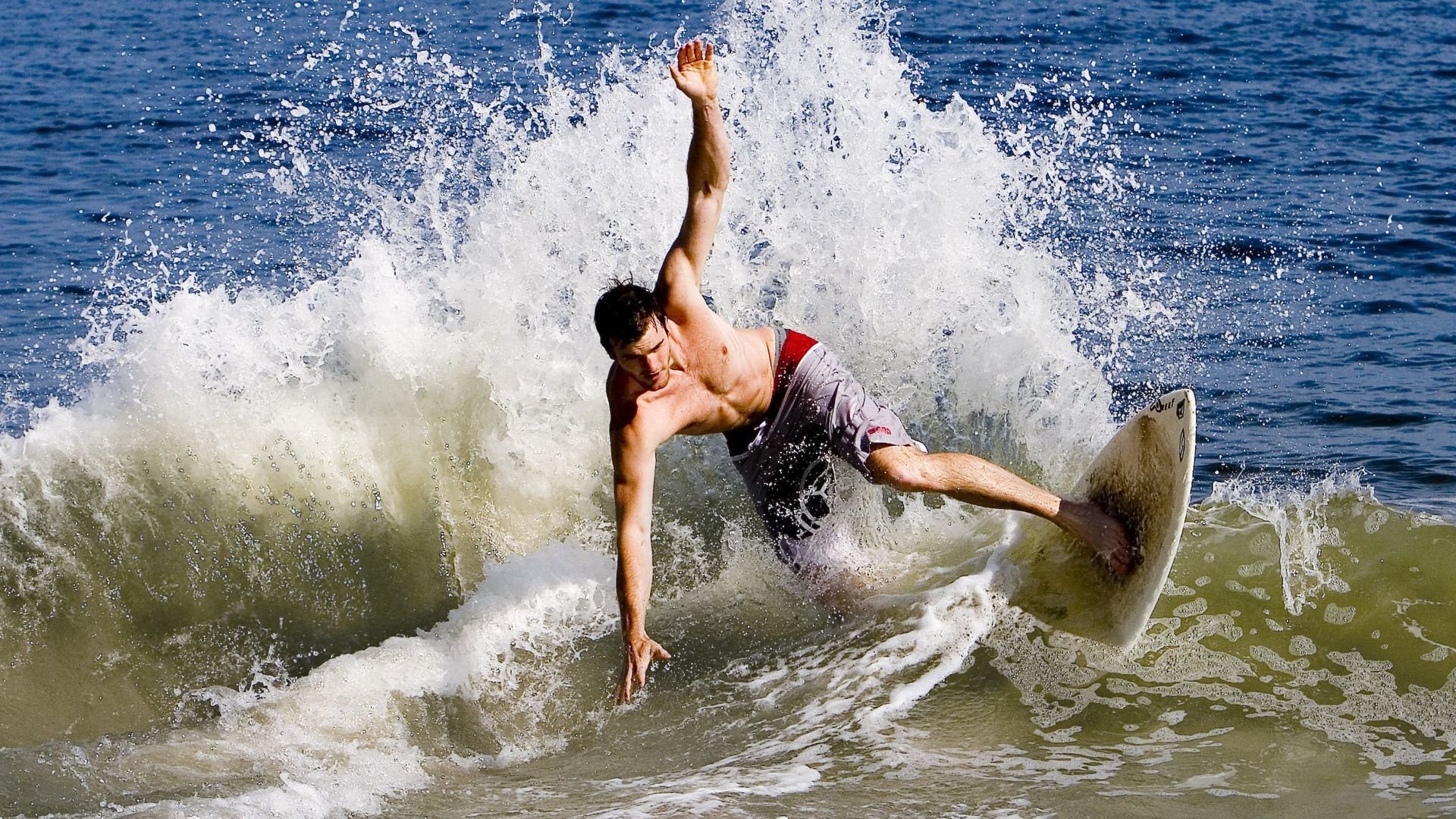 “未来已至：新能源赛车重新定义极限速度”，新能源赛道结束了吗