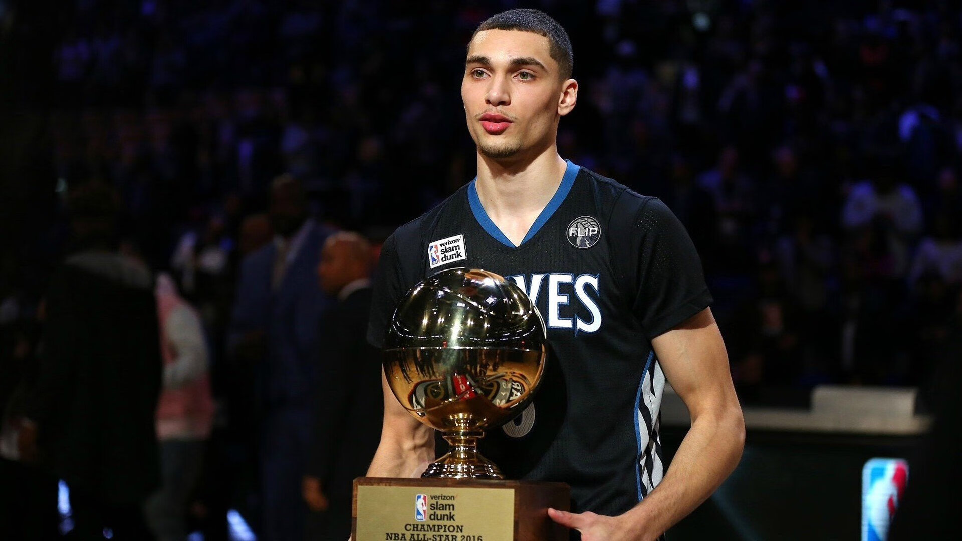 历史性时刻：首次在湿滑赛道中夺冠