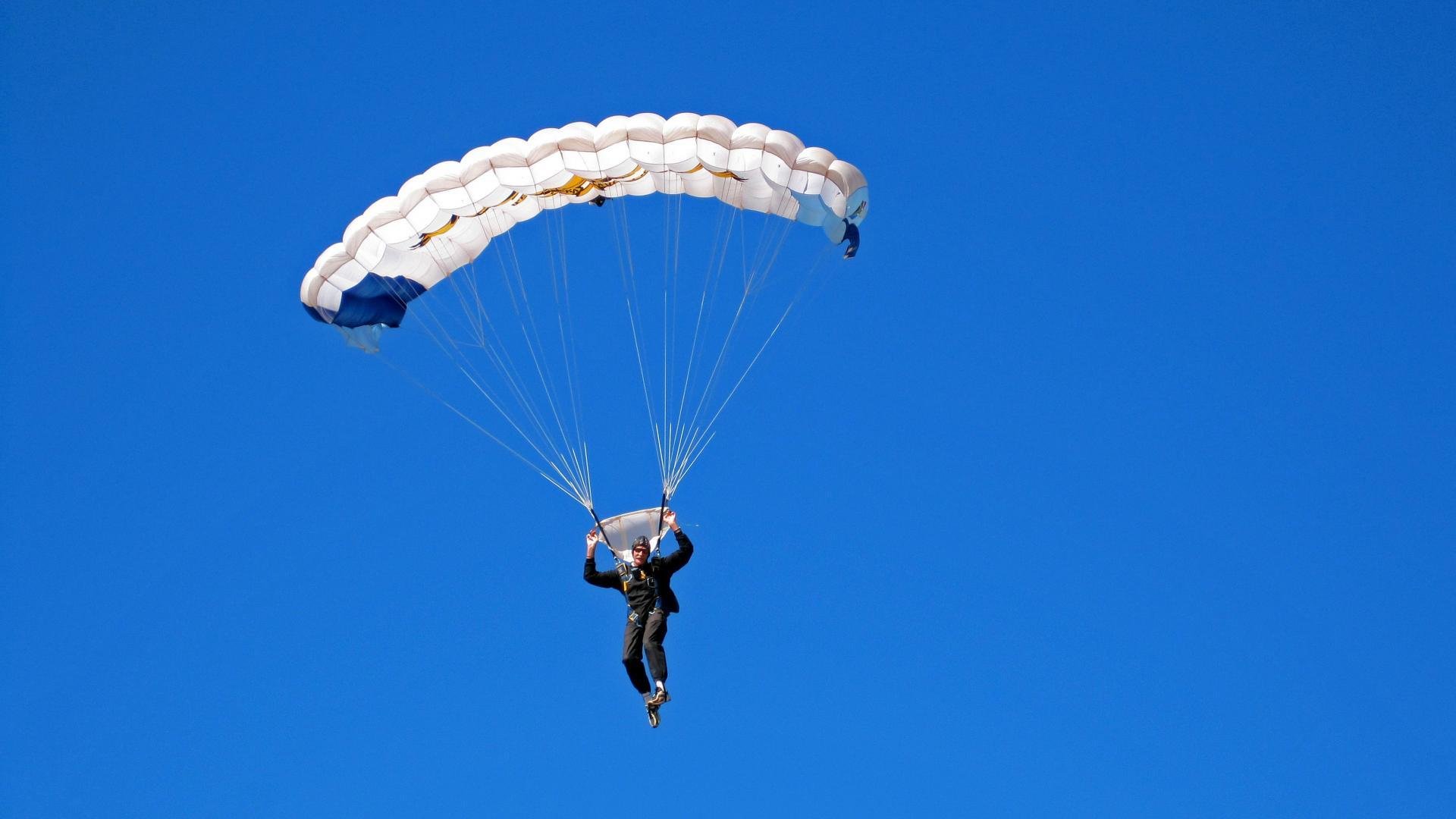 埃利亚·维维亚尼赢得场地自行车全能金牌，维亚利和维埃里